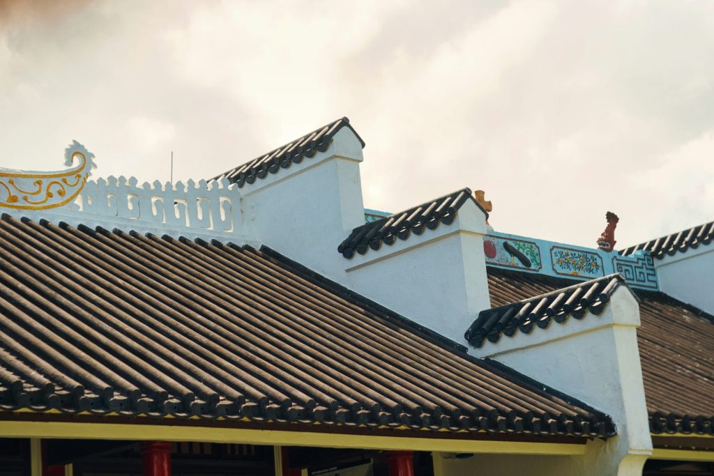 un bâtiment avec un dragon sur le toit