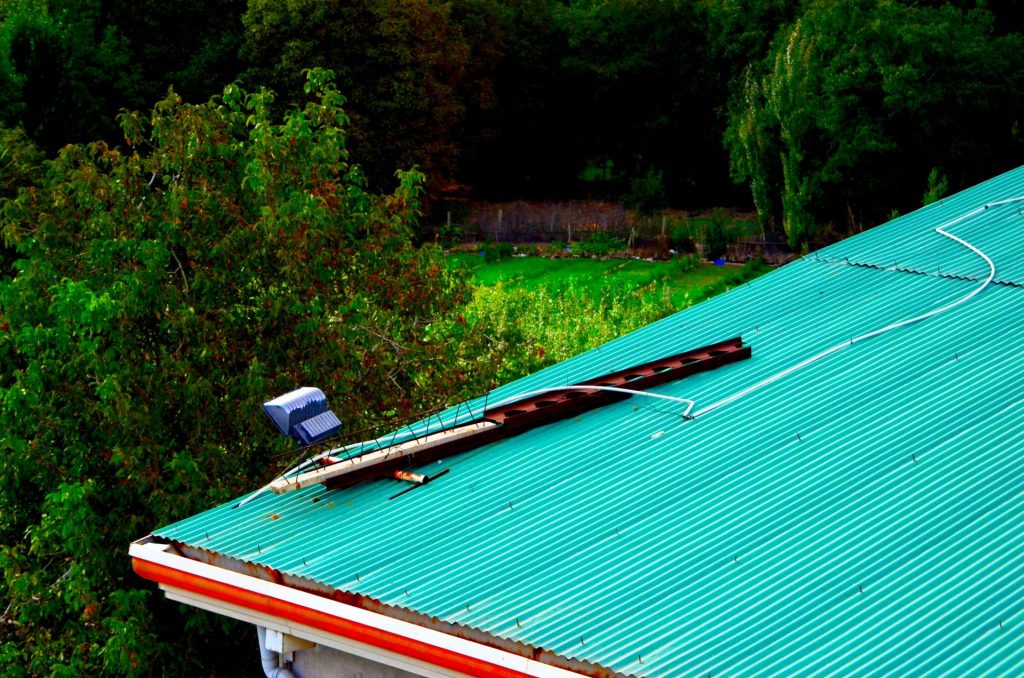 Le toit d'une maison avec un toit cassé