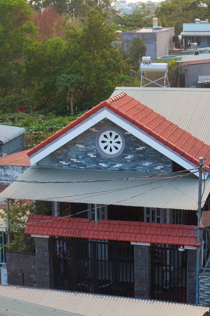 un bâtiment avec une horloge au sommet