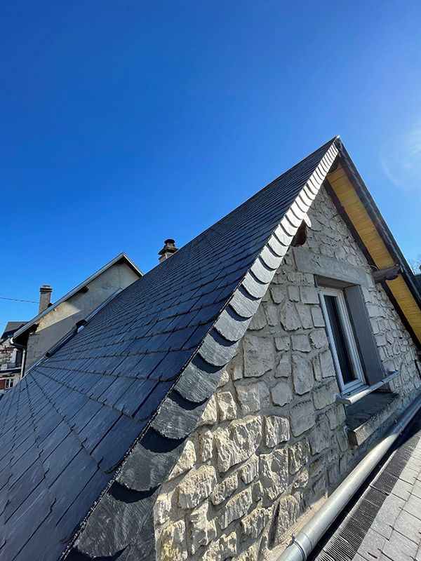 photo d'un avant-toit d'une maison toiture sombre