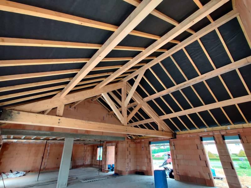 photo montrant la charpente d'une maison par l'intérieur